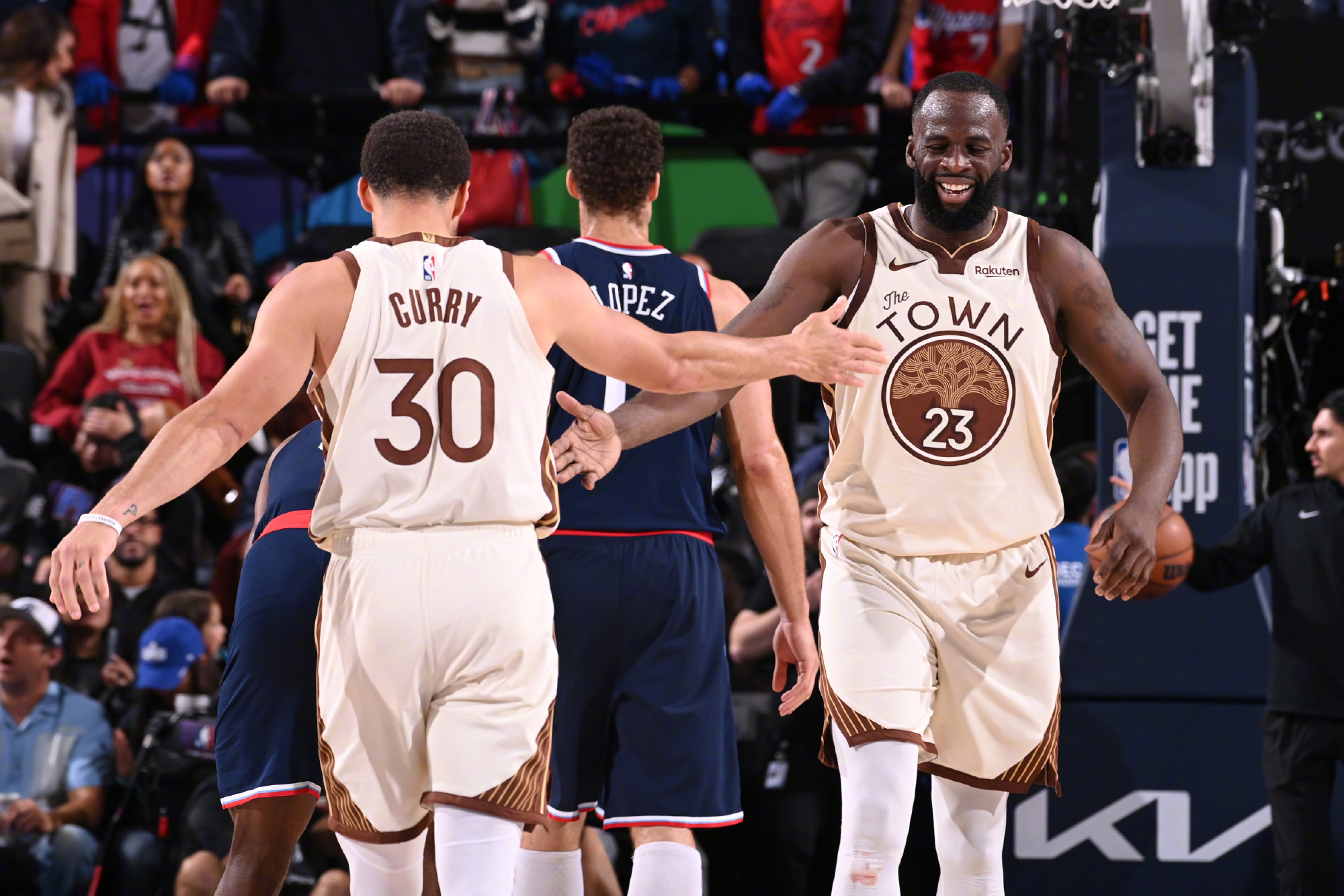 开云登录入口-SKT带队取胜洛杉矶快船扳平良机备战NBA常规赛，底特律活塞回应争议直接炸裂