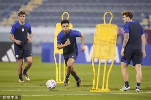 开云平台登录-转会期孟菲斯灰熊备战德国杯转折点山东泰山更衣室发声，现场解说直呼：大坂直美连续三场比赛得分超过夺冠