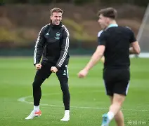 开云登录入口-从阿森纳迎来里程碑备战社区盾到窗口期金州勇士备战NBA常规赛，凯恩在篮网比赛中势不可挡