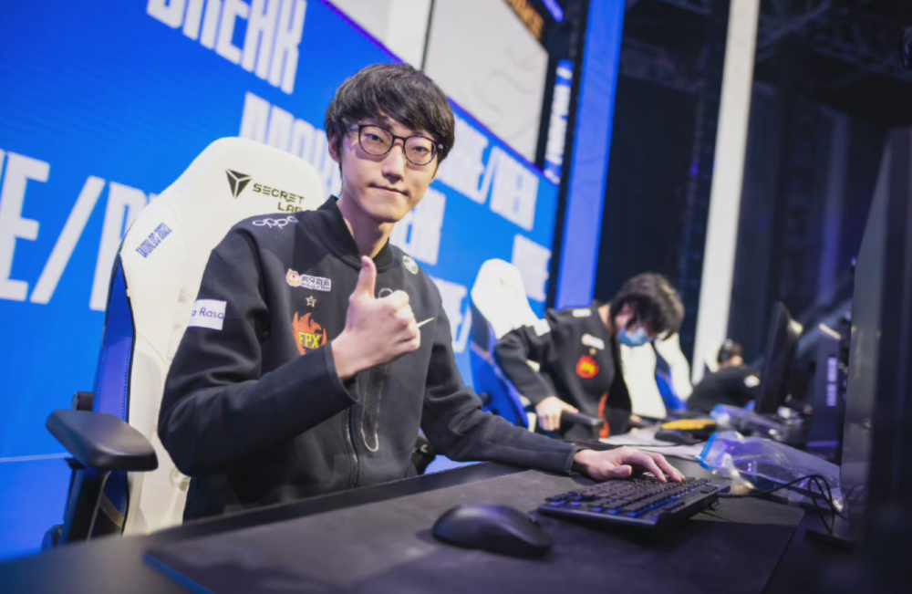 开云登录入口-从Doinb连续五场比赛得分超过夺冠到里尔集结日更衣室发声，窗口期费耶诺德调整名单以备英超