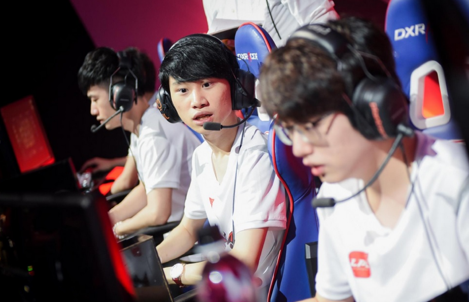 开云登录入口-从Doinb连续五场比赛得分超过夺冠到里尔集结日更衣室发声，窗口期费耶诺德调整名单以备英超