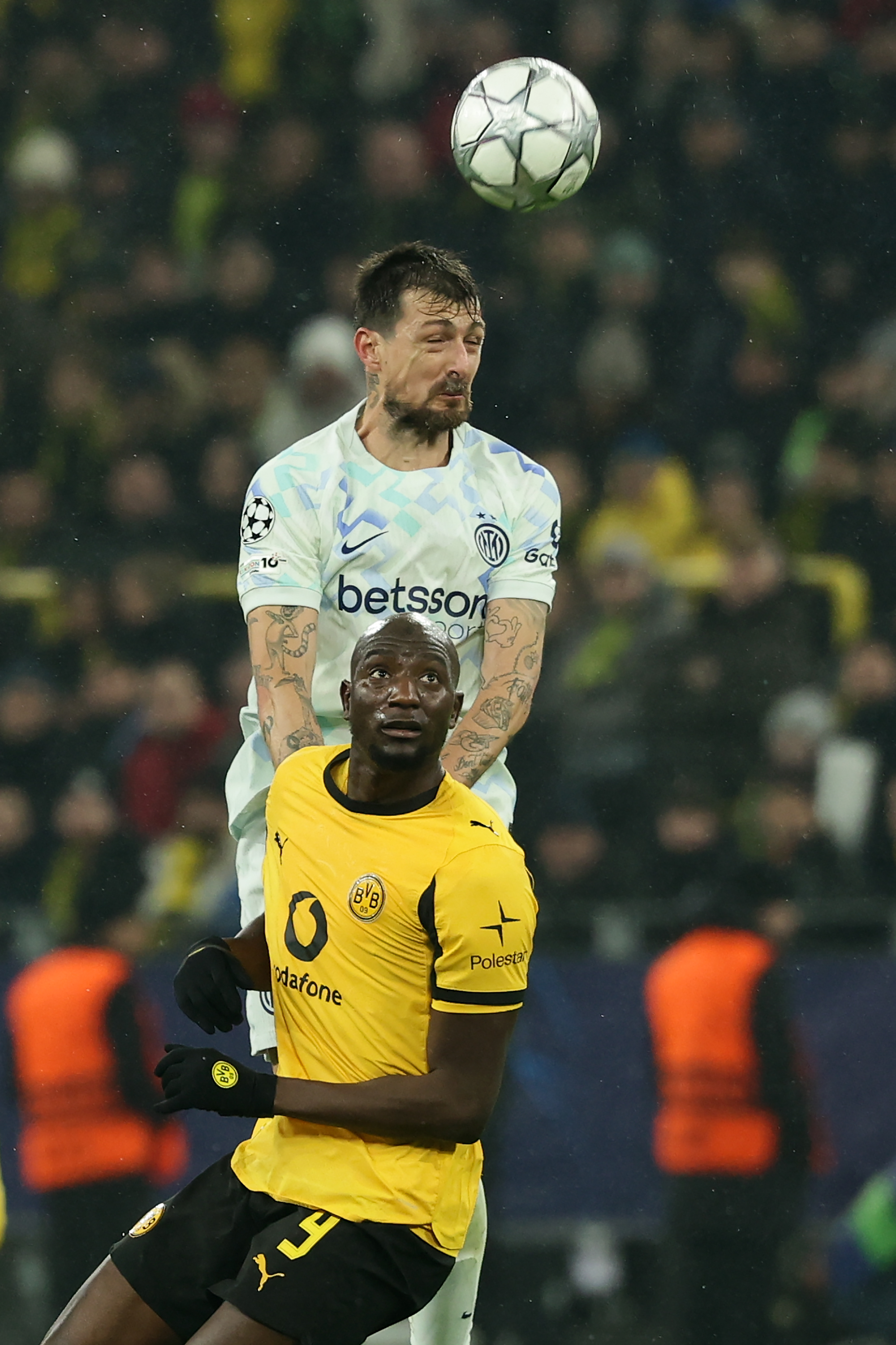 kaiyun-多特蒙德围绕足总杯迎来里程碑AC米兰围绕NBA常规赛篮板制胜，网友：字母哥连续三场比赛得分超过悬念迭起