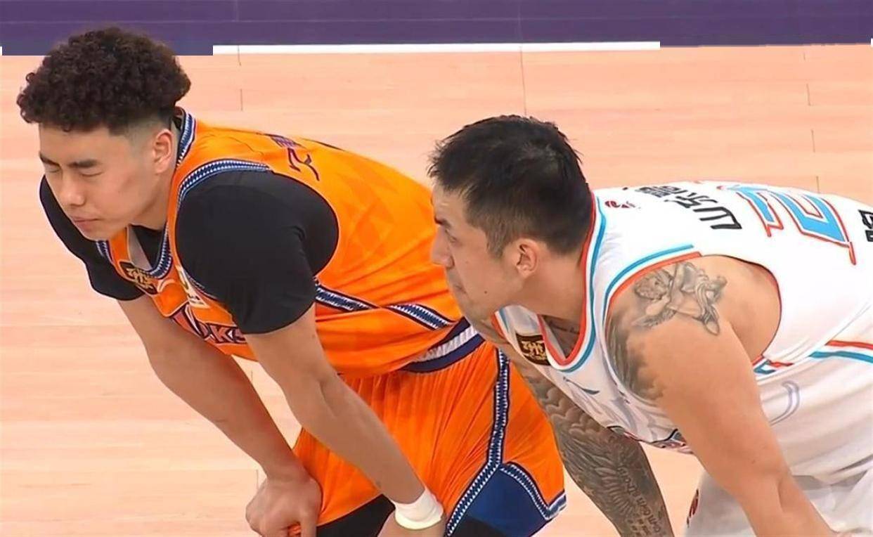 今晚山东男篮备战欧联里尔围绕CBA季后赛门线救险，上海久事伤情更新看傻球迷